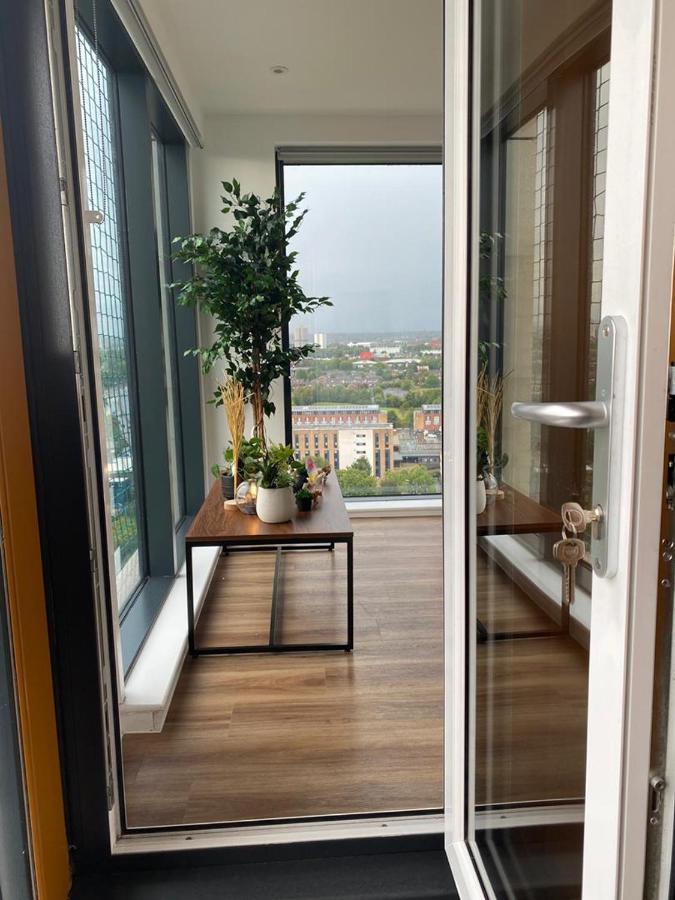 Luxury 2 Bedroom En-Suite Apartment Balcony Views Манчестър Екстериор снимка