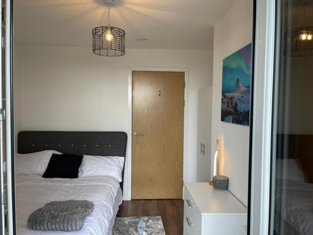 Luxury 2 Bedroom En-Suite Apartment Balcony Views Манчестър Екстериор снимка